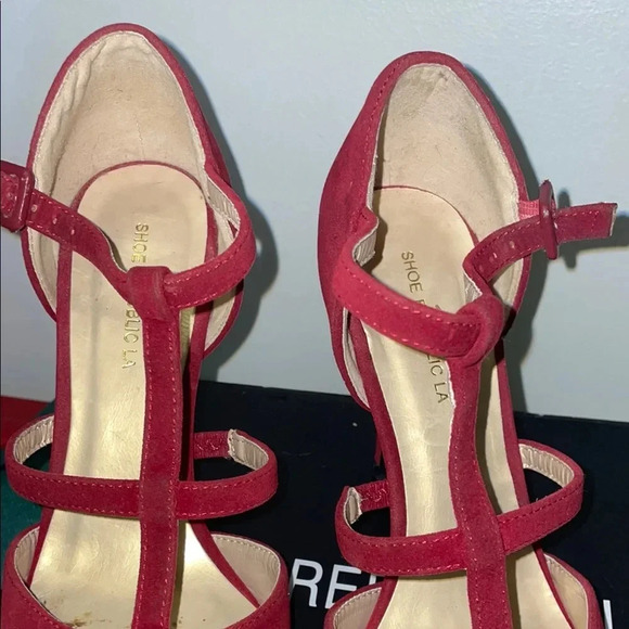 Red High Heeled Pumps with T-Strap Design and Pointed Toe (8) - Picture 3 of 11